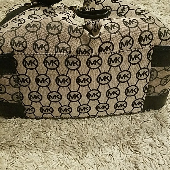 MICHAEL KORS Authentic Handbag - Picture 3 of 8